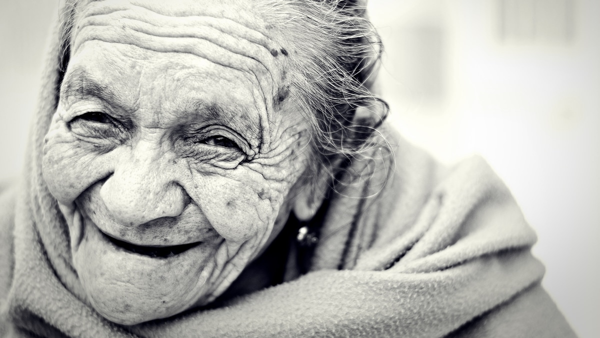 Ältere Frau lächelt