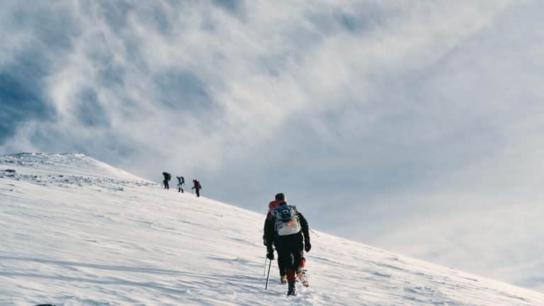 Eine Gruppe von Menschen auf einer Expedition durch Schnee und Eis